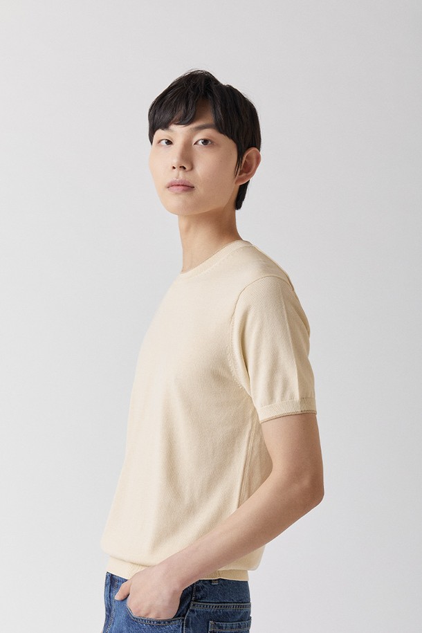 울트라파인 실켓 코튼 소재로 제작된 라이트 베이지 색상의 라운드넥 니트입니다. 뛰어난 부드러움과 UV 차단 기능(자외선 차단율 98.79%, KOTITI 시험 인증)을 갖췄으며, 프리미엄 4등급 안티필링 가공으로 옷의 뜯김이나 필링 현상을 최소화했습니다. 남녀 모두 착용 가능한 레귤러핏의 반소매 디자인으로, 봄, 여름철 일상복으로 적합합니다.
