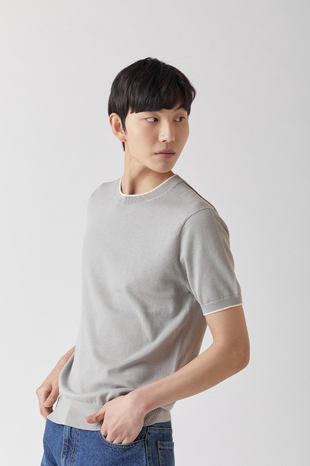 울트라파인 실켓 라운드니트 그레이 색상은 부드러운 면 소재로 제작되어 일상에서 편안하게 착용하기 좋습니다. 안티필링 4등급 가공으로 보풀을 최소화했으며, UPF 50+의 자외선 차단 기능과 흡습 기능까지 갖춘 반소매 니트입니다. 지속가능한 클래식 스타일로, 봄, 여름 시즌에 활용하기 좋은 레귤러 핏의 남녀 공용 제품입니다.
