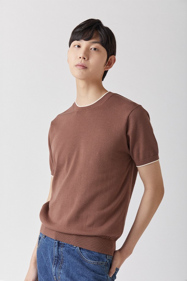 울트라파인 실켓 코튼 100% 소재의 브라운 컬러 라운드넥 니트입니다. 뛰어난 흡습성과 UV 차단(98.79%) 기능은 물론, 안티필링 4등급으로 제작되어 오랫동안 부드러운 촉감을 유지합니다. 봄, 여름 시즌에 적합하며 일상복으로 활용하기 좋은 남녀 공용 레귤러핏 반소매 제품입니다.
