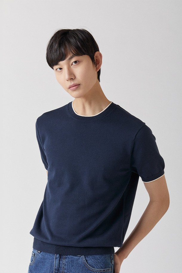 울트라파인 실켓 라운드 니트 네이비 색상은 부드러운 촉감과 매끈한 표면감이 특징인 남녀 공용 상의입니다. 면 최상위 4등급 필링 등급의 원단을 사용하여 요철감을 최소화하고, UV 자외선 차단율 98.79%의 기능성을 갖췄으며, 자연 생분해 또한 가능한 친환경적인 제품입니다. 베이직하고 미니멀한 스타일로 봄, 여름철 일상복으로 적합하며, 레귤러 핏의 반소매 디자인으로 편안하게 착용할 수 있습니다.
