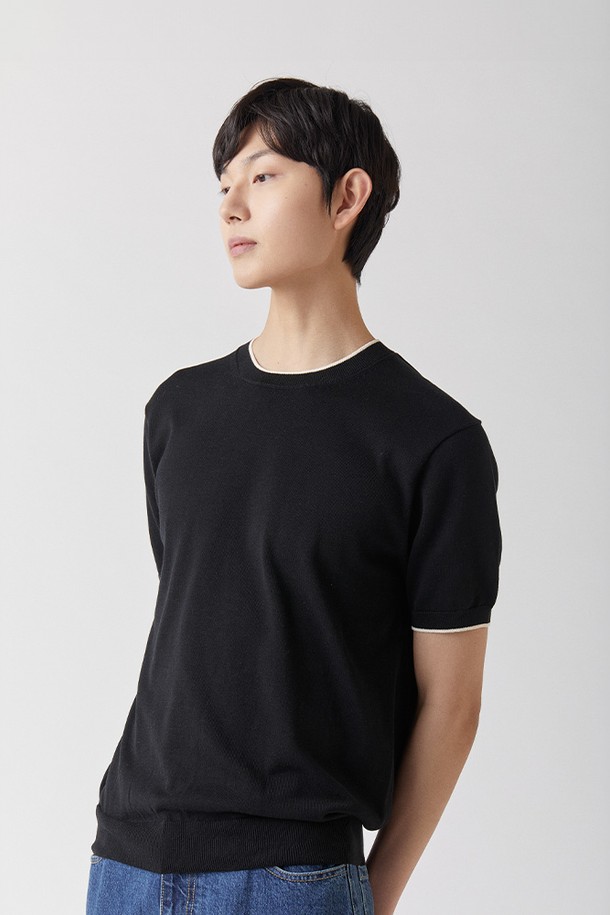 울트라파인 실켓 코튼 소재로 제작된 블랙 색상의 라운드넥 니트입니다. 안티필링 처리로 잦은 착용에도 깔끔하게 유지되며, 자외선 차단 기능(98.79%)과 뛰어난 통기성으로 봄, 여름철 일상생활에서 편안하게 착용할 수 있습니다. 스탠다드핏의 반소매 디자인으로 베이직하고 미니멀한 스타일을 연출할 수 있습니다.
