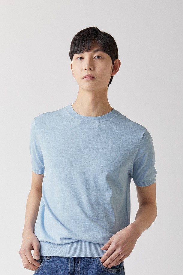 하이테크 프리미엄 기능성 원사로 제작된 스카이 컬러의 라운드넥 반소매 니트입니다. UV 차단, 정전기 방지, 세탁성이 우수하며, 실크 같은 부드러운 촉감을 자랑합니다. 남녀 모두 착용 가능한 레귤러 핏의 베이직하고 미니멀한 스타일로, 봄, 여름철 일상복으로 적합합니다.
