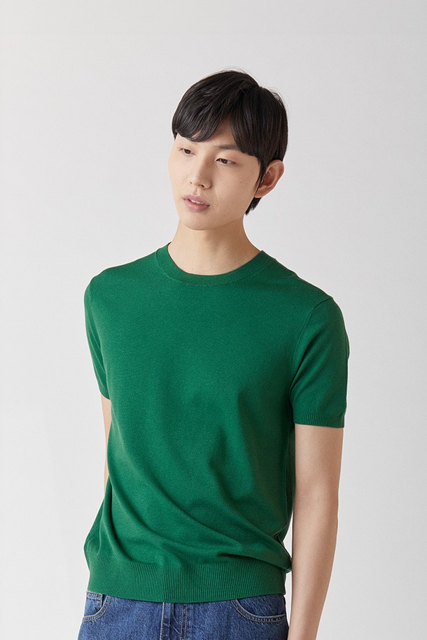 하이테크 올인원 라운드 니트 그린_소프트 핸드필은 남녀 공용으로, 봄, 여름에 어울리는 베이직하고 미니멀한 스타일의 반소매 니트입니다. 부드러운 촉감의 비스코스, 폴리에스테르 혼방 소재로 제작되어, 레귤러핏을 선사하며 라운드넥 디자인으로 편안함을 더했습니다. 은은한 그린 컬러의 무지 패턴으로, 데이트룩, 카페룩 등 다채로운 TPO에 활용하기 좋습니다. UPF 50+ 자외선 차단 기능과 흡습, 신축성, 정전기 방지 기능까지 갖춰 실용성을 높였으며, 실크 같은 터치감과 세탁 후에도 변함없는 외관, 뛰어난 내구성을 자랑합니다.
