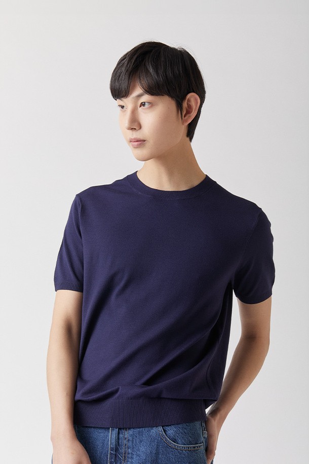 **하이테크 올인원 라운드 니트 네이비_소프트 핸드필**는 공용으로 제작된 여름용 니트/스웨터입니다. 네이비, 블랙, 그린, 아이보리, 오렌지, 스카이 등 다양한 색상으로 출시되었으며, 베이직한 스타일의 레귤러핏 반소매 라운드넥 디자인입니다. 부드러운 촉감의 비스코스, 폴리에스테르 혼방 소재로 제작되었으며, UV 차단 및 정전기 방지 기능이 있습니다. 여행룩, 휴가룩, 미니멀, 캐주얼, 클래식 스타일을 연출하기에 적합하며, KOTITI 인증을 받은 프리미엄 기능성 원사로 제작되어 세탁 후에도 외관 변화 없이 오랫동안 착용할 수 있습니다. 자외선 차단 99.9%로 여름철에도 안심하고 입을 수 있습니다.
