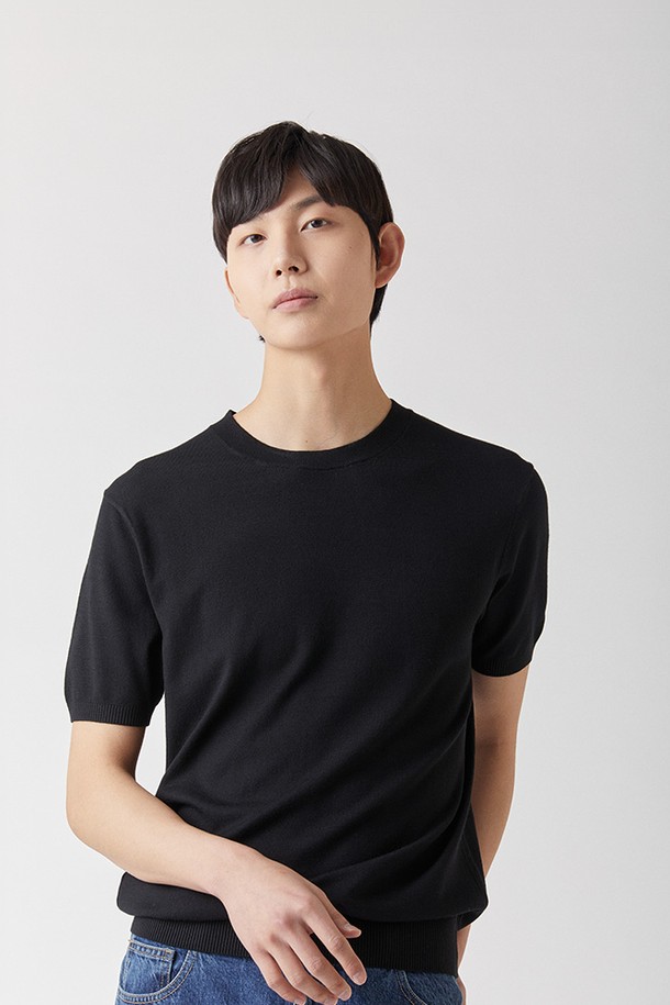 하이테크 올인원 라운드니트 블랙_소프트 핸드필은 남녀 모두 착용 가능한 베이직하고 미니멀한 스타일의 반소매 니트입니다. 부드러운 촉감의 비스코스, 폴리에스테르 혼방 소재로 제작되어 일상에서 편안하게 착용할 수 있습니다. 99.9% 자외선 차단, 정전기 방지, 통기성 기능을 갖춰 쾌적함을 유지하며, UPF 50+로 자외선으로부터 피부를 보호합니다. 프리미엄 기능성 원사를 사용한 트위스트 구조로 제작되어 세탁 후 변형이나 물 빠짐 걱정 없이 오랫동안 착용할 수 있습니다. 데이트룩, 카페룩 등 다양한 TPO에 맞춰 미니멀, 클래식, 캐주얼 스타일을 연출해보세요.
