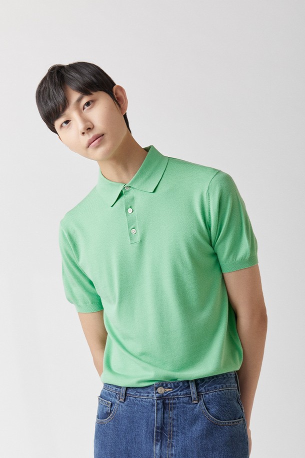 하이테크 올인원 카라 니트 민트 소프트 핸드필은 여성 및 남성 모두 착용 가능한 여름용 반소매 니트입니다. 부드러운 촉감의 비스코스, 폴리에스터 혼방 소재로 제작되었으며, 레귤러핏과 카라넥 디자인으로 캐주얼하고 미니멀한 스타일을 연출합니다. 민트, 블랙, 네이비, 그린, 브라운, 베이지, 오렌지, 라이트 핑크, 스카이, 옐로우 등 다채로운 컬러 옵션을 제공합니다. 자외선 차단(UV 차단율 99.9%, KOTITI 인증) 및 정전기 방지 기능을 갖춰 기능성을 더했으며, 세탁기 사용이 가능하고 통기성이 우수하여 쾌적하게 착용할 수 있습니다. 변색 및 필링에 강한 내구성을 갖춘 하이테크 니트입니다.
