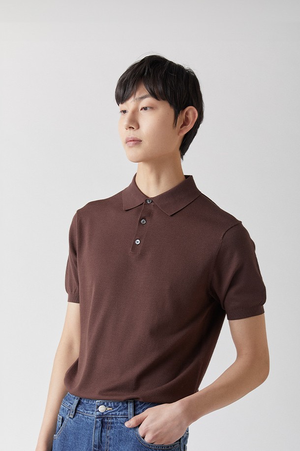 하이테크 올인원 카라 니트 브라운은 부드러운 소프트 핸드필이 특징으로, 여름철에도 시원하게 착용 가능한 반소매 카라넥 니트입니다. 베이직한 스타일로 휴가룩, 여행룩, 미니멀, 캐주얼, 클래식 스타일 모두 소화 가능합니다. 비스코스, 폴리에스테르 혼방 소재로 제작되어 실크 같은 부드러운 터치감을 선사하며, 99.9% 자외선 차단(KOTITI 인증) 기능으로 피부를 보호합니다. 우수한 염색 견뢰도와 필링 저항성을 갖춰 변색 및 보풀 걱정 없이 오래 입을 수 있습니다. 브라운, 블랙, 네이비, 그린 등 10가지 다양한 색상으로 출시되었습니다.
