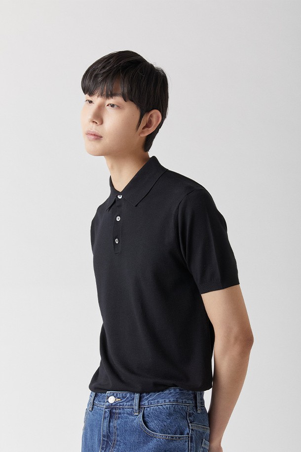 하이테크 올인원 카라니트 블랙_소프트 핸드필은 부드러운 촉감의 비스코스와 폴리에스테르 혼방 소재로 제작된 남녀 공용 반소매 카라 니트입니다. 99.9% UV 차단 및 UPF 50+ 기능으로 여름철 자외선으로부터 피부를 보호하며, 정전기 방지 기능도 갖췄습니다. 세탁기 사용이 가능하고, 높은 필링 저항성으로 변형 없이 오래 입을 수 있으며, 뛰어난 색상 견뢰도로 물 빠짐 걱정 없이 착용 가능합니다. 베이직하고 캐주얼한 스타일로 데이트룩, 카페룩 등 다양한 TPO에 활용 가능하며, 미니멀, 클래식 스타일을 선호하는 분들께 추천합니다.
