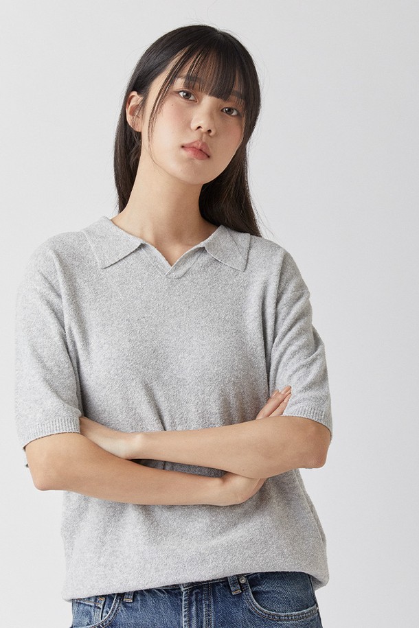 시슬로 부클레 오픈카라니트는 그레이 컬러의 부클레 패턴이 돋보이는 남녀 공용의 반소매 니트입니다. 면과 생분해성 CICLO 나일론 혼방 소재를 사용하여 부드러운 촉감과 신축성을 제공하며, 친환경 재생소재를 사용했습니다. 캐주얼하고 베이직한 스타일로 일상에서 편안하게 착용하기 좋으며, 봄, 여름 시즌에 적합한 레귤러핏의 오픈카라 디자인입니다.
