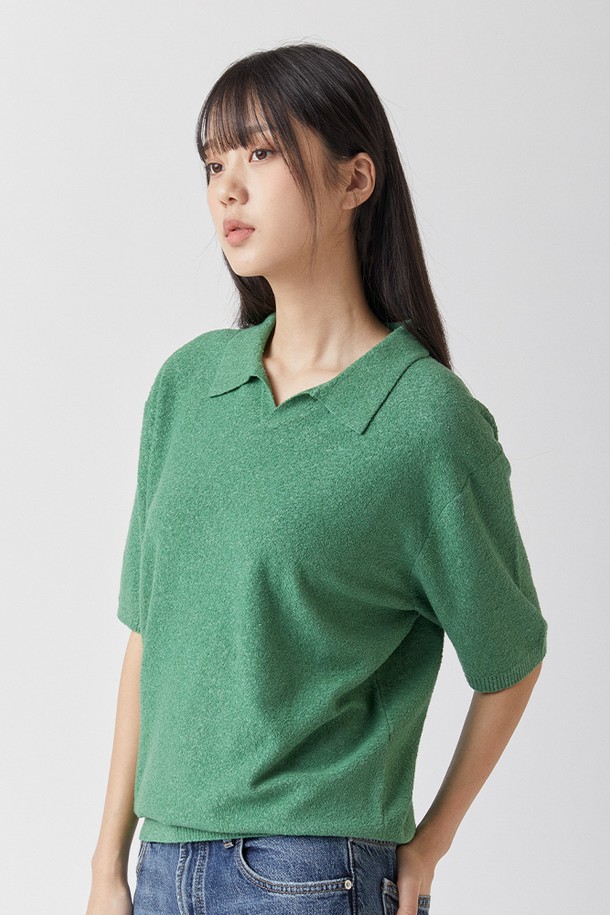 시슬로 부클레 오픈카라니트는 그린 컬러의 남녀 공용 니트/스웨터입니다. 부드러운 면, 나일론 혼방의 부클레 원단으로 제작되었으며, 오픈카라 디자인과 반소매, 레귤러 핏이 특징입니다. 친환경 재생 소재와 생분해성 나일론 소재를 사용하여 제작되었으며, 신축성이 좋아 일상생활에서 편안하게 활동할 수 있습니다.
