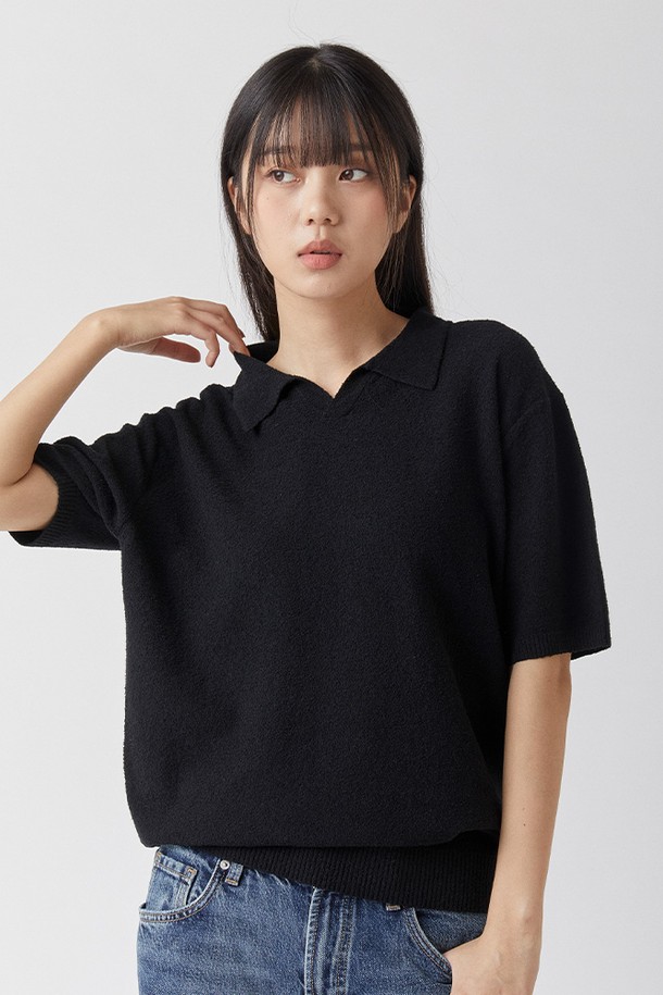 시슬로 부클레 오픈카라니트는 블랙, 그레이, 그린 색상으로 제공되는 공용 니트/스웨터입니다. 부드러운 촉감의 면, 나일론 혼방 소재를 사용하여 제작되었으며, 부클레 패턴과 오픈카라 디자인이 특징입니다. 친환경 재생 소재와 생분해성 CICLO 나일론을 혼방하여 제작되었고 신축성이 뛰어나 편안한 레귤러 핏을 제공하며 봄, 여름철 일상복으로 적합합니다.
