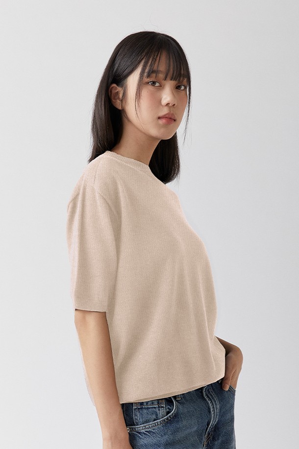 캐시미어 수피마 펀칭 라운드 니트_홀가먼트 - 4 color는 공용으로 착용 가능한 봄, 여름용 니트/스웨터입니다. 부드러운 촉감의 수피마 코튼과 캐시미어 혼방 소재로 제작되었으며, 펀칭 디테일과 홀가먼트 3D 무봉제 니팅 기법을 적용하여 통기성과 UV 차단 기능을 갖춘 것이 특징입니다. 레귤러핏의 라운드넥 반소매 디자인으로, 블랙, 다크베이지, 라이트그레이, 라이트베이지 4가지 색상으로 출시되었습니다. 데이트룩, 카페룩 등 다양한 TPO에 미니멀, 클래식, 캐주얼 스타일로 연출하기 좋습니다. 슬리브, 바디, 숄더 부분에 펀칭 디테일이 특징이며 생분해성 소재를 사용하여 제작되었습니다.
