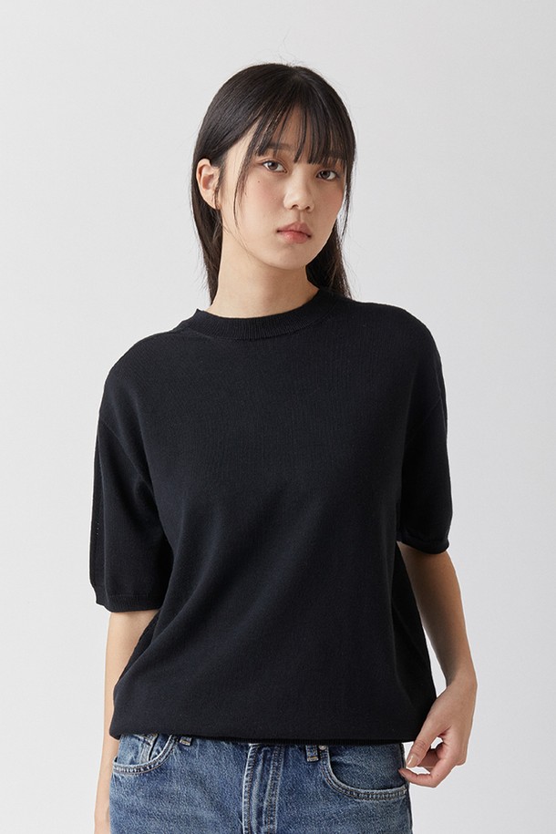 캐시미어 수피마 펀칭 라운드 니트_홀가먼트는 부드러운 촉감과 섬세한 디자인이 돋보이는 반소매 니트입니다. 수피마 코튼 85%와 15.5~16미크론 A등급 캐시미어 15% 혼방으로 제작되어 흡습성과 부드러움을 자랑합니다. 홀가먼트 3D 니팅 공법으로 제작되어 편안한 착용감을 제공하며, 슬리브, 바디, 숄더 부분의 펀칭 디테일이 시원하고 세련된 포인트를 더합니다. 자외선 차단 99% 기능으로 여름에도 안심하고 착용 가능하며, 미니멀하고 베이직한 스타일로 데이트룩, 카페룩 등 다양한 TPO에 활용하기 좋습니다. 블랙, 다크베이지, 라이트그레이, 라이트베이지 4가지 컬러로 만나보세요.
