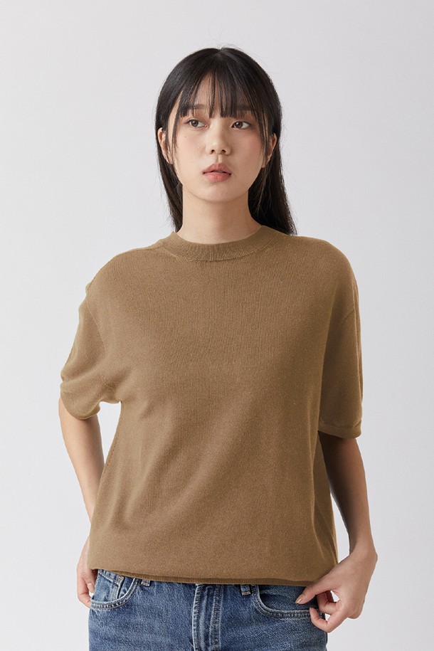 캐시미어 수피마 펀칭 라운드 니트_홀가먼트는 부드러운 촉감의 캐시미어와 수피마 코튼 소재를 사용하여 제작되었습니다. 봄, 여름 시즌에 어울리는 반소매 니트로, 베이직하고 미니멀한 스타일을 연출합니다. 홀 디자인 디테일과 3D 입체 편직, 무봉제 편직 시스템으로 완성도를 높였으며, UV 차단, 통기성, 흡습 기능으로 실용성을 더했습니다. 블랙, 다크베이지, 라이트그레이, 라이트베이지 4가지 색상으로 제공되어 다양한 코디에 활용할 수 있습니다. 카페룩, 데이트룩 등 다채로운 TPO에 미니멀, 클래식, 캐주얼 스타일로 연출해보세요.
