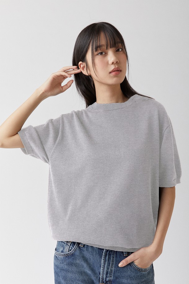 캐시미어 수피마 펀칭 라운드 니트_홀가먼트 - 4 color는 부드러운 촉감이 특징인 남녀 공용 니트입니다. 면 85%와 15.5~16 미크론 등급 A 이너몽골리아 캐시미어 15%를 혼방하여 제작되었으며, 흡습, 통기, UV 차단 기능으로 사계절 내내 쾌적하게 착용 가능합니다. 심리스 3D 니팅으로 제작된 홀가먼트 스타일로, 미니멀하고 베이직한 디자인이 돋보이며, 일상, 캐주얼, 세미포멀 등 다양한 TPO에 활용할 수 있습니다. 레귤러핏 라운드넥 반소매 디자인이며, 블랙, 다크베이지, 라이트그레이, 라이트베이지 4가지 컬러로 만나보실 수 있습니다.
