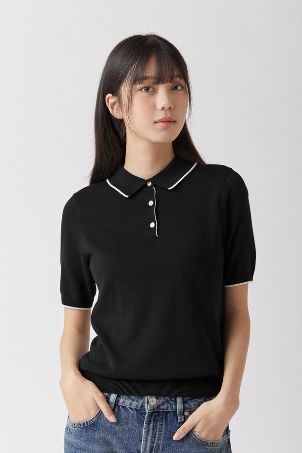 울트라파인 실켓 카라 니트_안티필링은 남녀 모두 착용 가능한 베이직하고 미니멀한 스타일의 반소매 카라넥 니트입니다. 봄, 여름 시즌에 적합하며, 부드러운 촉감의 면 소재로 제작되어 흡습 및 통기성이 우수합니다. 블랙, 네이비, 브라운, 그레이, 그린, 스카이, 라이트베이지 7가지 컬러로 출시되어 데이트룩, 카페룩 등 다양한 TPO에 활용 가능합니다. 링킹 공법, 천연 자개 단추, 안티필링 처리, 실켓 가공, 홀가먼트 공법으로 제작되어 얇지만 튼튼하고 고급스러운 착용감을 선사합니다. 레귤러핏으로 편안하게 착용할 수 있으며, 자외선 차단 기능까지 갖춰 실용성을 더했습니다.
