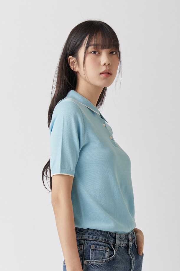 울트라파인 실켓 카라니트_안티필링은 남녀 모두 착용 가능한 베이직하고 미니멀한 스타일의 니트입니다. 부드러운 촉감의 면 소재로 제작되었으며, 흡습, 통기성, UV 차단 기능을 갖춰 봄, 여름철에도 쾌적하게 착용할 수 있습니다. 안티필링 처리로 보풀 발생을 최소화했으며, 홀로우 구조로 통기성을 높였습니다. 자연스러운 광택감과 천연 자개 단추, 심리스 니팅 마감으로 고급스러움을 더했습니다. 데이트룩, 카페룩 등 다양한 TPO에 활용하기 좋으며, 레귤러핏 반소매 카라넥 디자인으로 미니멀, 클래식, 캐주얼 스타일을 연출하기 좋습니다.
