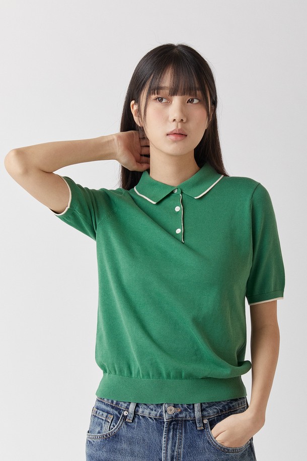 울트라파인 실켓 카라 니트_안티필링은 여성 및 남성 모두 착용 가능한 베이직 스타일의 반소매 카라넥 니트입니다. 봄, 여름 시즌에 적합하며, 레귤러핏으로 편안한 착용감을 선사합니다. 블랙, 네이비, 브라운, 그레이, 그린, 스카이, 라이트 베이지 7가지 다채로운 컬러로 만나보세요. 부드러운 촉감의 면 소재로 제작되었으며, 일상, 데이트룩, 카페룩, 출근룩 등 다양한 TPO에 활용 가능합니다. UV 차단 기능과 함께 천연 자개 버튼, 무봉제 구조, 안티필링 처리, 마이크로파이버 표면, 수분 흡수/발산성을 갖춰 기능성까지 놓치지 않았습니다.
