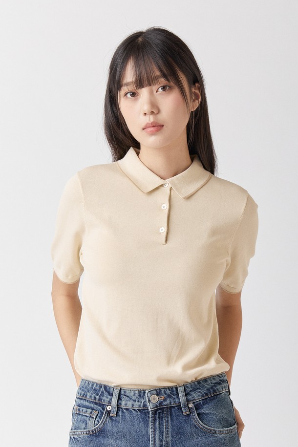 울트라파인 실켓 카라니트는 부드러운 면 소재로 제작되어 피부에 편안한 촉감을 선사하며, 항필링 기능이 적용되어 오랫동안 새 옷처럼 유지됩니다. 자연스러운 색감의 라이트베이지 색상과 베이직한 디자인은 일상에서 활용하기 좋으며, UV 차단 기능(98.79%)까지 갖춰 봄, 여름철 햇볕으로부터 피부를 보호해 줍니다. 레귤러 핏의 반소매 카라넥 디자인으로 남녀 모두 착용 가능합니다.
