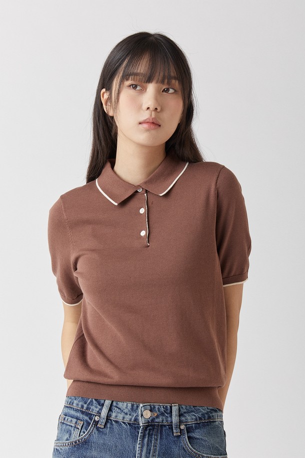 울트라파인 실켓 카라니트는 부드러운 촉감의 프리미엄 코튼 소재로 제작되어 피부에 편안하게 닿으며, 항필링 기능이 있어 오랫동안 새 옷처럼 입을 수 있습니다. UV 차단 기능(98.79%)까지 갖춘 이 제품은 일상에서 자외선으로부터 피부를 보호해주며, 브라운, 블랙, 네이비, 그레이, 그린, 스카이, 라이트베이지의 자연스러운 컬러로 다양한 스타일을 연출할 수 있습니다. 베이직하고 클래식한 디자인의 이 반소매 카라니트는 봄, 여름 시즌에 레귤러 핏으로 편안하게 착용하기 좋습니다.
