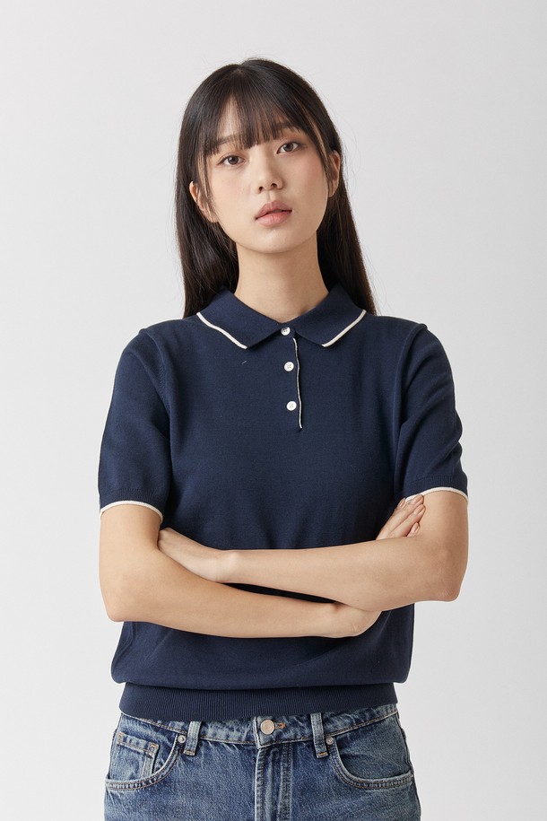 울트라파인 실켓 코튼 100% 소재의 네이비 컬러 카라니트입니다. 부드러운 터치감과 자연스러운 색감이 돋보이며, UV 차단 및 항필링 기능이 있어 일상 또는 세미 캐주얼룩에 모두 잘 어울립니다. KOTITI 시험연구원 인증을 받은 제품으로 남녀 모두 착용 가능한 사계절 레귤러핏 반소매 디자인입니다.
