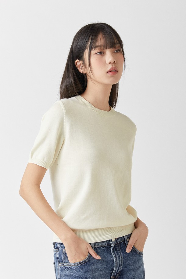 퓨어코튼100 라운드 니트 아이보리_그린라벨은 KOTITI 인증 순면 100% 소재로 제작되어 부드러운 촉감을 선사합니다. 봄, 여름 계절에 어울리는 얇은 두께의 반소매 라운드넥 니트로, 베이직하고 클래식한 스타일을 연출하기 좋습니다. 아이보리, 블랙, 네이비, 카멜 4가지 색상으로 출시되어 다양한 데이트룩과 카페룩에 활용할 수 있습니다. 무지 디자인에 레귤러핏과 스탠다드핏으로 제작되어 편안하면서도 세련된 스타일을 연출하며, 흡습 기능이 있어 쾌적하게 착용 가능합니다. 섬유와 피부 사이 수분 증발을 방해하지 않는 중공구조로 제작되어 여름철에도 시원하게 입을 수 있습니다.
