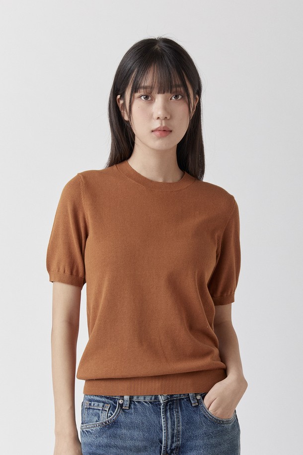 퓨어코튼100 라운드 니트 카멜_그린라벨은 남녀 모두 착용 가능한 상의 니트/스웨터입니다. 100% 퓨어 코튼 소재로 제작되어 부드러운 촉감과 자연스러운 면 텍스처를 자랑하며, 흡습 및 통기성이 우수합니다. 라운드넥에 레귤러핏과 스탠다드핏으로 제작되어 베이직하고 클래식한 스타일을 연출하며, 데이트룩, 카페룩 등 다양한 TPO에 활용하기 좋습니다. 봄, 여름 계절에 반소매 기장으로 시원하게 착용할 수 있으며, 무지 디자인으로 미니멀하고 캐주얼한 스타일을 완성합니다.

