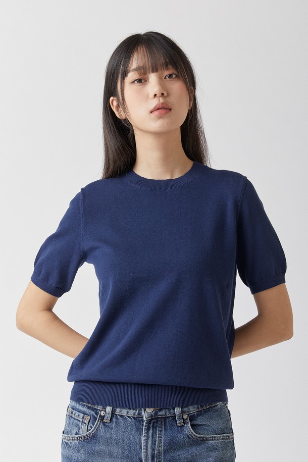 퓨어코튼100 라운드 니트 네이비_그린라벨은 100% 순면 소재로 제작되어 부드러운 촉감과 뛰어난 통기성을 자랑합니다. 봄, 여름 시즌에 적합하며, 기본에 충실한 디자인으로 미니멀, 캐주얼, 클래식 스타일을 모두 소화할 수 있습니다. 라운드 넥과 레귤러핏, 반소매 기장으로 편안한 착용감을 제공하며, 데이트룩, 카페룩 등 다양한 TPO에 활용하기 좋습니다. 퓨어코튼100 라운드 니트는 레이어드하여 더욱 다채로운 스타일을 연출할 수 있습니다.
