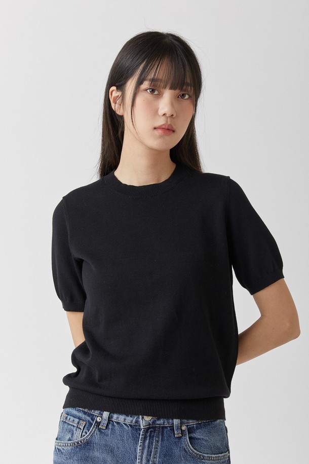 퓨어코튼100 라운드 니트 블랙_그린라벨은 부드러운 촉감과 뛰어난 통기성을 자랑하는 남녀 공용 반소매 니트입니다. 100% 퓨어 코튼 소재로 제작되어 피부에 자극 없이 편안하게 착용할 수 있으며, 데이트룩, 카페룩 등 다양한 TPO에 활용하기 좋습니다. 미니멀, 캐주얼, 클래식 스타일을 즐겨 입는 분들께 추천하며, 레귤러 핏의 라운드넥 디자인으로 깔끔한 실루엣을 연출합니다. 무지 패턴의 블랙, 네이비, 카멜, 아이보리 색상으로 출시되어 어떤 스타일에도 잘 어울립니다.
