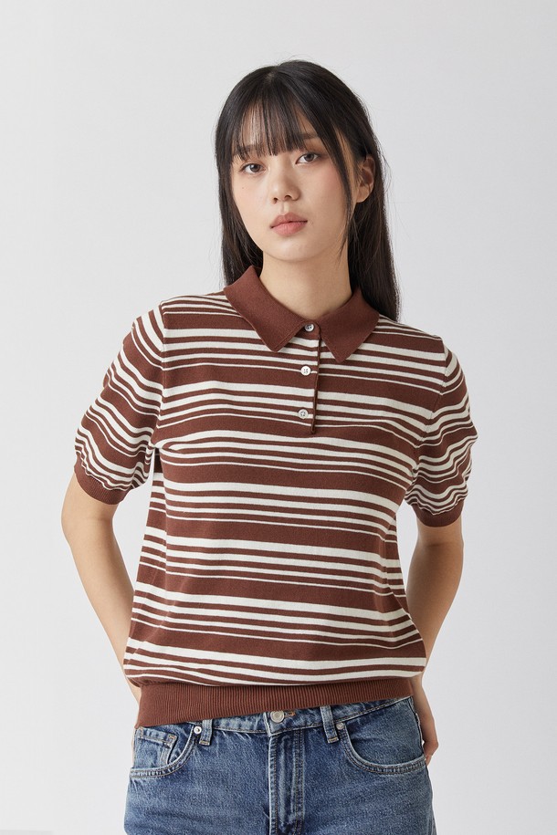 퓨어코튼100 스트라이프 카라 니트 브라운_그린라벨은 남녀 공용으로 착용 가능한 니트/스웨터입니다. 베이직하고 클래식한 스타일의 레귤러핏 반소매 카라 니트로, 봄, 여름 시즌에 적합합니다. 100% 순면 소재로 제작되어 부드러운 촉감을 선사하며, 흡습 기능과 친환경, 생분해성 소재 사용으로 기능성을 더했습니다. KOTITI 시험 인증을 완료하여 품질을 보증하며, 데이트룩, 카페룩, 캐주얼, 미니멀, 클래식 스타일 연출에 용이합니다. 브라운 컬러의 스트라이프 패턴 디자인이 특징입니다.

