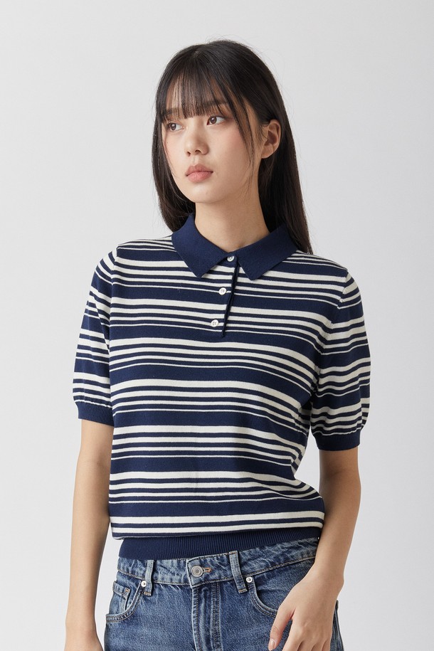퓨어코튼100 스트라이프 카라 니트 다크네이비_그린라벨은 부드러운 촉감과 흡습 기능이 뛰어난 퓨어 코튼 100% 소재의 반소매 카라넥 니트입니다. 다크네이비 컬러에 베이직하고 클래식한 스트라이프 패턴으로 디자인되어, 봄, 여름 일상에서 데이트룩, 카페룩 등 다양한 TPO에 활용하기 좋습니다. 레귤러핏으로 편안하게 착용 가능하며, 지속가능한 디자인으로 제작되어 더욱 가치 있는 선택입니다. 미니멀, 캐주얼 스타일을 즐겨 입는 남성, 여성 모두에게 추천하는 아이템입니다.
