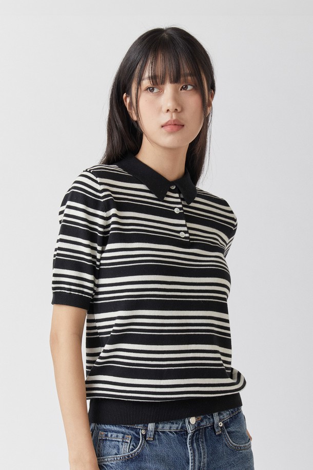 퓨어코튼 100 스트라이프 카라 니트 블랙_그린라벨은 남녀 모두 착용 가능한 상의 카테고리의 니트/스웨터입니다. 봄, 여름에 어울리는 레귤러핏 반소매 카라 니트로, 베이직하면서 클래식한 스타일을 연출합니다. 퓨어 코튼 100% 소재로 제작되어 부드러운 촉감을 자랑하며, 블랙 컬러와 스트라이프 패턴이 특징입니다. 데이트룩과 카페룩, 미니멀하고 캐주얼한 스타일을 즐기는 분들께 추천합니다. 지속 가능한 디자인으로 제작된 기본 스타일의 니트입니다.
