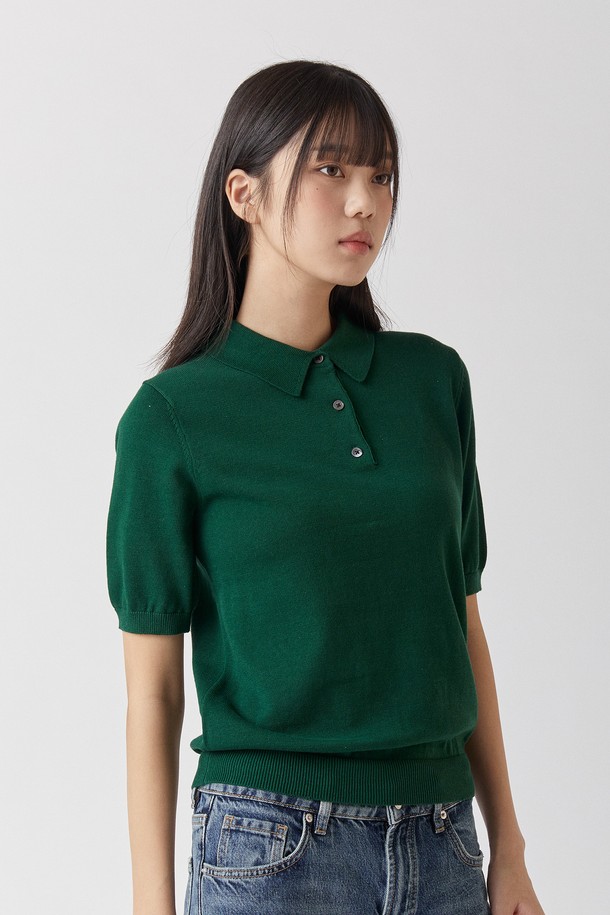 퓨어코튼 100 카라 니트 그린_그린라벨은 남녀 모두 착용 가능한 상의 니트/스웨터입니다. 봄, 여름 계절에 어울리는 베이직하고 클래식한 스타일로, 데이트룩과 카페룩에 매치하기 좋습니다. 퓨어 코튼 100% 소재로 제작되어 부드러운 촉감을 자랑하며, 레귤러 핏과 반소매 기장으로 편안하게 착용할 수 있습니다. 그린 컬러의 무지 디자인에 카라넥 디테일이 더해져 미니멀하면서도 세련된 분위기를 연출합니다. KOTITI 인증을 받은 친환경, 생분해성 소재로 제작되어 환경까지 생각한 제품입니다.
