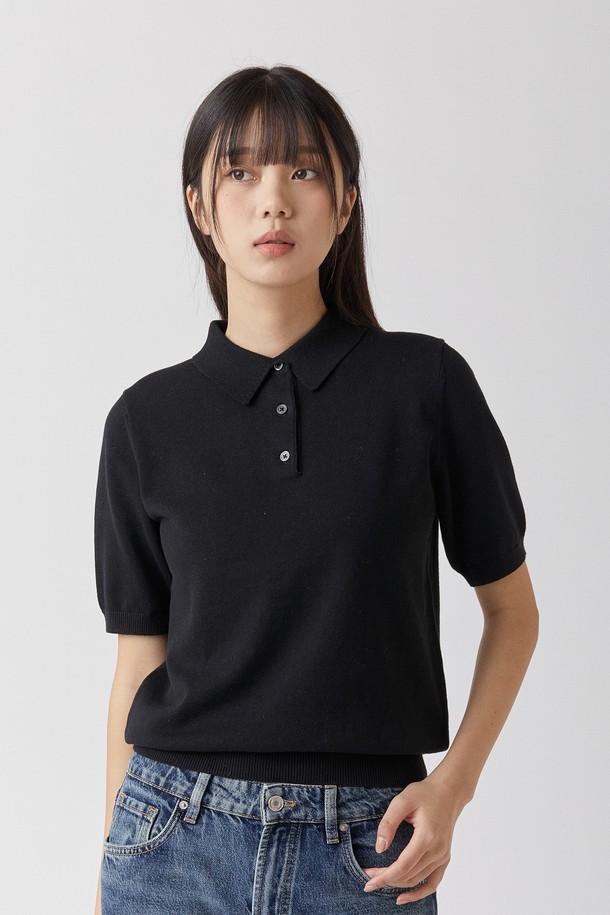 퓨어코튼100 카라니트 블랙_그린라벨은 남녀 공용으로 착용 가능한 상의 니트/스웨터입니다. 봄, 여름 시즌에 어울리는 레귤러핏 반소매 카라넥 니트로, 부드러운 촉감의 퓨어코튼 100% 소재로 제작되었습니다. KOTITI 인증을 받은 친환경 생분해성 섬유로 제작되어, 베이직하고 클래식한 스타일을 연출합니다. 데이트룩, 카페룩 등 다양한 TPO에 활용 가능하며, 미니멀하고 캐주얼한 스타일을 완성합니다. 무지 패턴의 블랙 컬러로 어떤 하의와도 잘 어울립니다.
