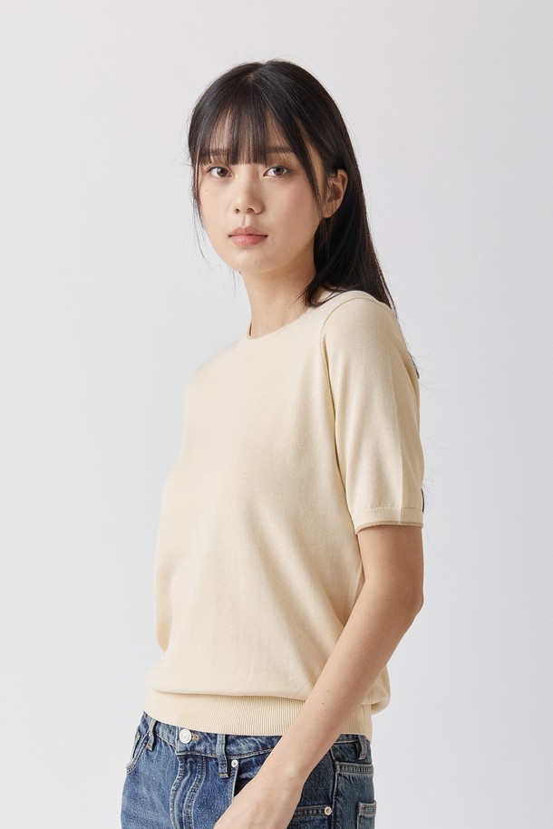 울트라파인 실켓 코튼 소재로 제작된 라이트 베이지 색상의 라운드넥 니트입니다. 뛰어난 부드러움과 UV 차단 기능(자외선 차단율 98.79%, KOTITI 시험 인증)을 갖췄으며, 프리미엄 4등급 안티필링 가공으로 옷의 뜯김이나 필링 현상을 최소화했습니다. 남녀 모두 착용 가능한 레귤러핏의 반소매 디자인으로, 봄, 여름철 일상복으로 적합합니다.
