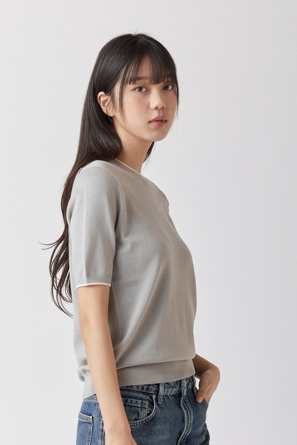 울트라파인 실켓 라운드니트 그레이 색상은 부드러운 면 소재로 제작되어 일상에서 편안하게 착용하기 좋습니다. 안티필링 4등급 가공으로 보풀을 최소화했으며, UPF 50+의 자외선 차단 기능과 흡습 기능까지 갖춘 반소매 니트입니다. 지속가능한 클래식 스타일로, 봄, 여름 시즌에 활용하기 좋은 레귤러 핏의 남녀 공용 제품입니다.
