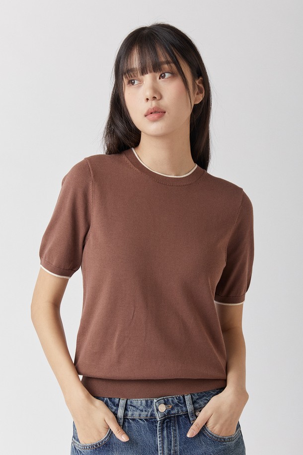 울트라파인 실켓 코튼 100% 소재의 브라운 컬러 라운드넥 니트입니다. 뛰어난 흡습성과 UV 차단(98.79%) 기능은 물론, 안티필링 4등급으로 제작되어 오랫동안 부드러운 촉감을 유지합니다. 봄, 여름 시즌에 적합하며 일상복으로 활용하기 좋은 남녀 공용 레귤러핏 반소매 제품입니다.

