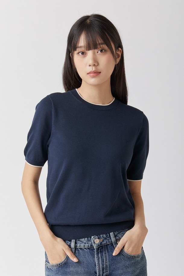 울트라파인 실켓 라운드 니트 네이비 색상은 부드러운 촉감과 매끈한 표면감이 특징인 남녀 공용 상의입니다. 면 최상위 4등급 필링 등급의 원단을 사용하여 요철감을 최소화하고, UV 자외선 차단율 98.79%의 기능성을 갖췄으며, 자연 생분해 또한 가능한 친환경적인 제품입니다. 베이직하고 미니멀한 스타일로 봄, 여름철 일상복으로 적합하며, 레귤러 핏의 반소매 디자인으로 편안하게 착용할 수 있습니다.
