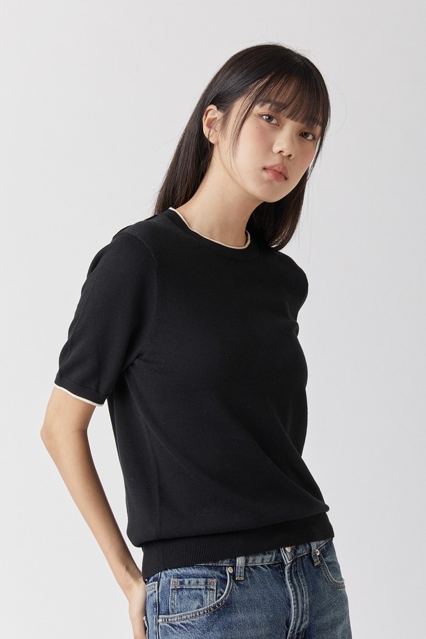 울트라파인 실켓 코튼 소재로 제작된 블랙 색상의 라운드넥 니트입니다. 안티필링 처리로 잦은 착용에도 깔끔하게 유지되며, 자외선 차단 기능(98.79%)과 뛰어난 통기성으로 봄, 여름철 일상생활에서 편안하게 착용할 수 있습니다. 스탠다드핏의 반소매 디자인으로 베이직하고 미니멀한 스타일을 연출할 수 있습니다.
