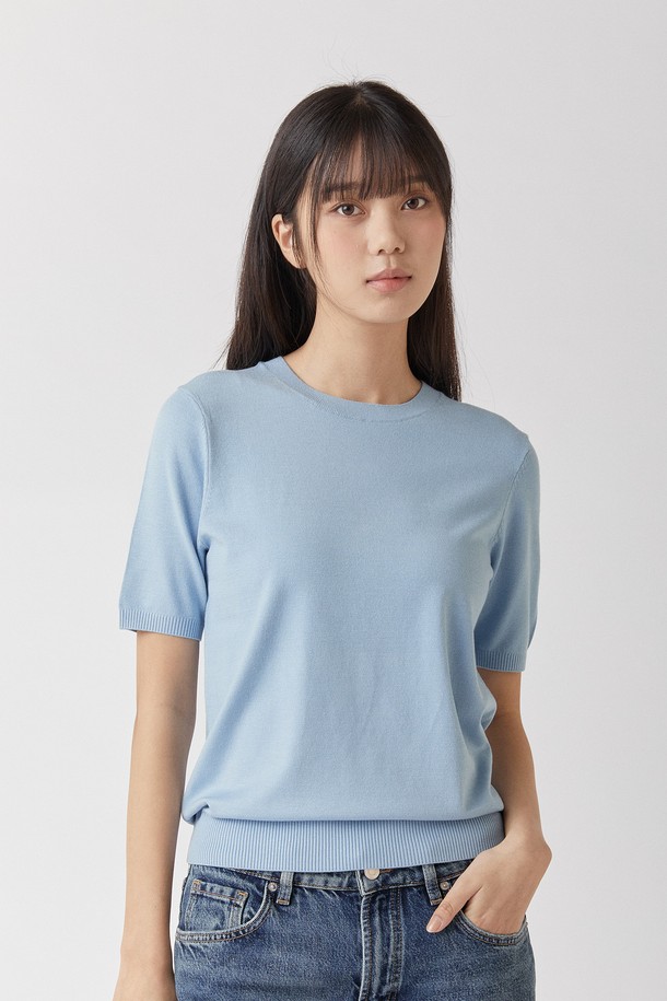 하이테크 프리미엄 기능성 원사로 제작된 스카이 컬러의 라운드넥 반소매 니트입니다. UV 차단, 정전기 방지, 세탁성이 우수하며, 실크 같은 부드러운 촉감을 자랑합니다. 남녀 모두 착용 가능한 레귤러 핏의 베이직하고 미니멀한 스타일로, 봄, 여름철 일상복으로 적합합니다.

