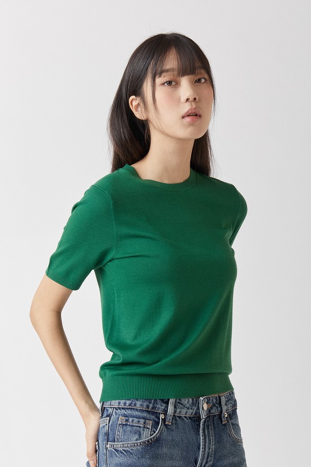 하이테크 올인원 라운드 니트 그린_소프트 핸드필은 남녀 공용으로, 봄, 여름에 어울리는 베이직하고 미니멀한 스타일의 반소매 니트입니다. 부드러운 촉감의 비스코스, 폴리에스테르 혼방 소재로 제작되어, 레귤러핏을 선사하며 라운드넥 디자인으로 편안함을 더했습니다. 은은한 그린 컬러의 무지 패턴으로, 데이트룩, 카페룩 등 다채로운 TPO에 활용하기 좋습니다. UPF 50+ 자외선 차단 기능과 흡습, 신축성, 정전기 방지 기능까지 갖춰 실용성을 높였으며, 실크 같은 터치감과 세탁 후에도 변함없는 외관, 뛰어난 내구성을 자랑합니다.
