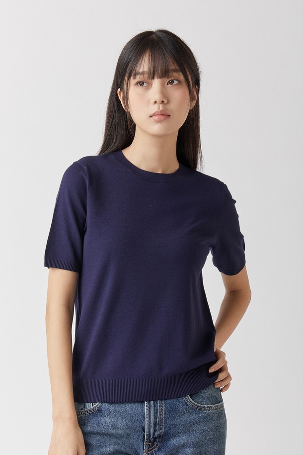 **하이테크 올인원 라운드 니트 네이비_소프트 핸드필**는 공용으로 제작된 여름용 니트/스웨터입니다. 네이비, 블랙, 그린, 아이보리, 오렌지, 스카이 등 다양한 색상으로 출시되었으며, 베이직한 스타일의 레귤러핏 반소매 라운드넥 디자인입니다. 부드러운 촉감의 비스코스, 폴리에스테르 혼방 소재로 제작되었으며, UV 차단 및 정전기 방지 기능이 있습니다. 여행룩, 휴가룩, 미니멀, 캐주얼, 클래식 스타일을 연출하기에 적합하며, KOTITI 인증을 받은 프리미엄 기능성 원사로 제작되어 세탁 후에도 외관 변화 없이 오랫동안 착용할 수 있습니다. 자외선 차단 99.9%로 여름철에도 안심하고 입을 수 있습니다.
