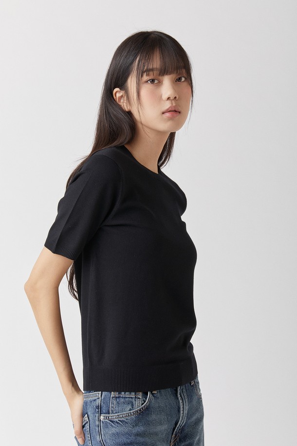 하이테크 올인원 라운드니트 블랙_소프트 핸드필은 남녀 모두 착용 가능한 베이직하고 미니멀한 스타일의 반소매 니트입니다. 부드러운 촉감의 비스코스, 폴리에스테르 혼방 소재로 제작되어 일상에서 편안하게 착용할 수 있습니다. 99.9% 자외선 차단, 정전기 방지, 통기성 기능을 갖춰 쾌적함을 유지하며, UPF 50+로 자외선으로부터 피부를 보호합니다. 프리미엄 기능성 원사를 사용한 트위스트 구조로 제작되어 세탁 후 변형이나 물 빠짐 걱정 없이 오랫동안 착용할 수 있습니다. 데이트룩, 카페룩 등 다양한 TPO에 맞춰 미니멀, 클래식, 캐주얼 스타일을 연출해보세요.
