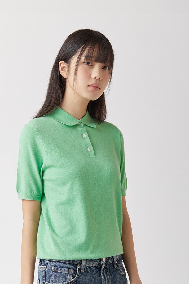 하이테크 올인원 카라 니트 민트 소프트 핸드필은 여성 및 남성 모두 착용 가능한 여름용 반소매 니트입니다. 부드러운 촉감의 비스코스, 폴리에스터 혼방 소재로 제작되었으며, 레귤러핏과 카라넥 디자인으로 캐주얼하고 미니멀한 스타일을 연출합니다. 민트, 블랙, 네이비, 그린, 브라운, 베이지, 오렌지, 라이트 핑크, 스카이, 옐로우 등 다채로운 컬러 옵션을 제공합니다. 자외선 차단(UV 차단율 99.9%, KOTITI 인증) 및 정전기 방지 기능을 갖춰 기능성을 더했으며, 세탁기 사용이 가능하고 통기성이 우수하여 쾌적하게 착용할 수 있습니다. 변색 및 필링에 강한 내구성을 갖춘 하이테크 니트입니다.
