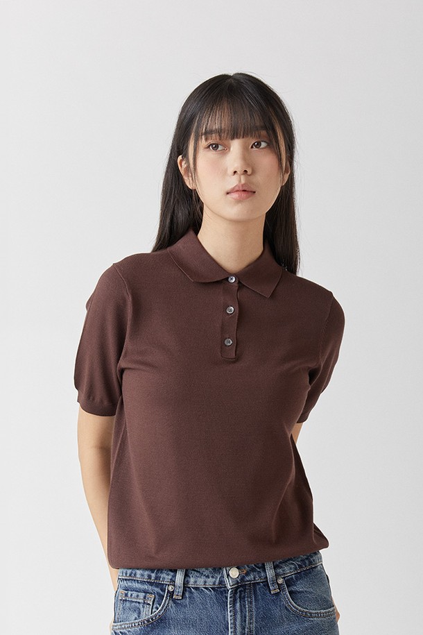 하이테크 올인원 카라 니트 브라운은 부드러운 소프트 핸드필이 특징으로, 여름철에도 시원하게 착용 가능한 반소매 카라넥 니트입니다. 베이직한 스타일로 휴가룩, 여행룩, 미니멀, 캐주얼, 클래식 스타일 모두 소화 가능합니다. 비스코스, 폴리에스테르 혼방 소재로 제작되어 실크 같은 부드러운 터치감을 선사하며, 99.9% 자외선 차단(KOTITI 인증) 기능으로 피부를 보호합니다. 우수한 염색 견뢰도와 필링 저항성을 갖춰 변색 및 보풀 걱정 없이 오래 입을 수 있습니다. 브라운, 블랙, 네이비, 그린 등 10가지 다양한 색상으로 출시되었습니다.
