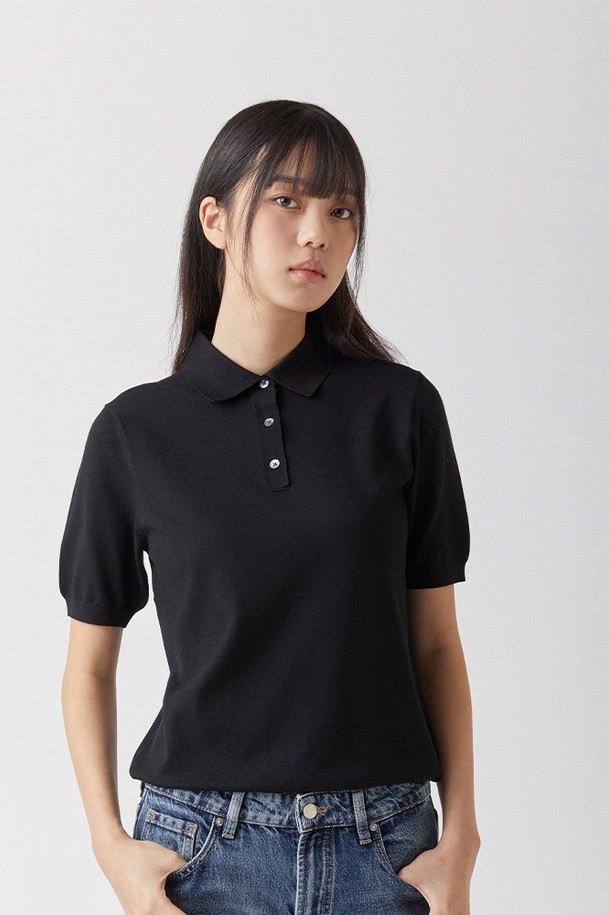 하이테크 올인원 카라니트 블랙_소프트 핸드필은 부드러운 촉감의 비스코스와 폴리에스테르 혼방 소재로 제작된 남녀 공용 반소매 카라 니트입니다. 99.9% UV 차단 및 UPF 50+ 기능으로 여름철 자외선으로부터 피부를 보호하며, 정전기 방지 기능도 갖췄습니다. 세탁기 사용이 가능하고, 높은 필링 저항성으로 변형 없이 오래 입을 수 있으며, 뛰어난 색상 견뢰도로 물 빠짐 걱정 없이 착용 가능합니다. 베이직하고 캐주얼한 스타일로 데이트룩, 카페룩 등 다양한 TPO에 활용 가능하며, 미니멀, 클래식 스타일을 선호하는 분들께 추천합니다.
