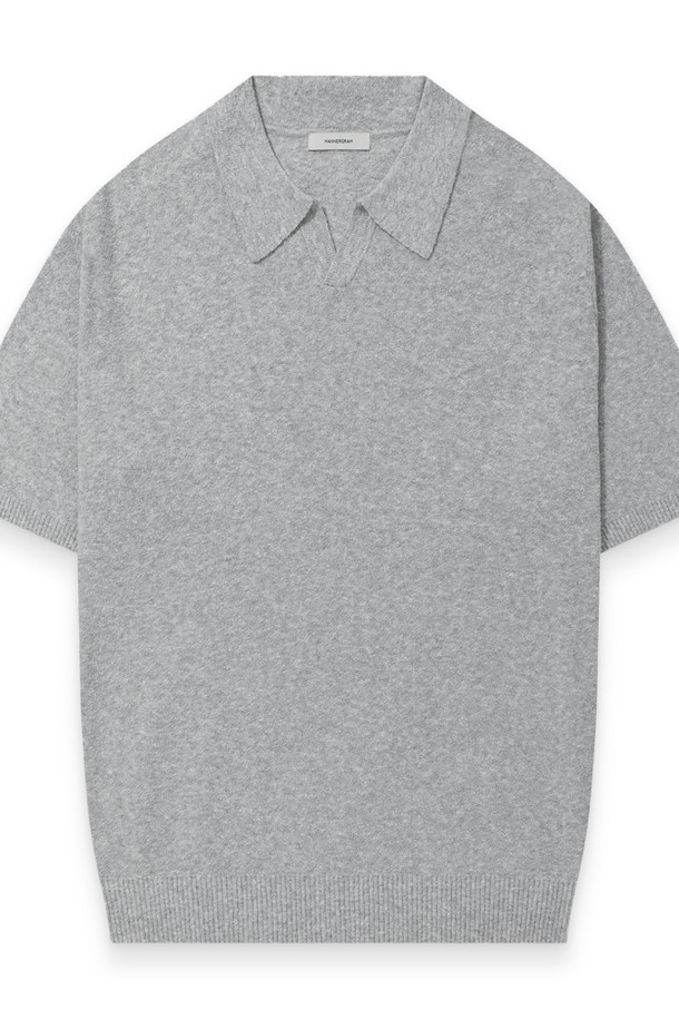 시슬로 부클레 오픈카라니트는 그레이 컬러의 부클레 패턴이 돋보이는 남녀 공용의 반소매 니트입니다. 면과 생분해성 CICLO 나일론 혼방 소재를 사용하여 부드러운 촉감과 신축성을 제공하며, 친환경 재생소재를 사용했습니다. 캐주얼하고 베이직한 스타일로 일상에서 편안하게 착용하기 좋으며, 봄, 여름 시즌에 적합한 레귤러핏의 오픈카라 디자인입니다.
