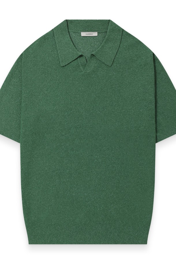 시슬로 부클레 오픈카라니트는 그린 컬러의 남녀 공용 니트/스웨터입니다. 부드러운 면, 나일론 혼방의 부클레 원단으로 제작되었으며, 오픈카라 디자인과 반소매, 레귤러 핏이 특징입니다. 친환경 재생 소재와 생분해성 나일론 소재를 사용하여 제작되었으며, 신축성이 좋아 일상생활에서 편안하게 활동할 수 있습니다.
