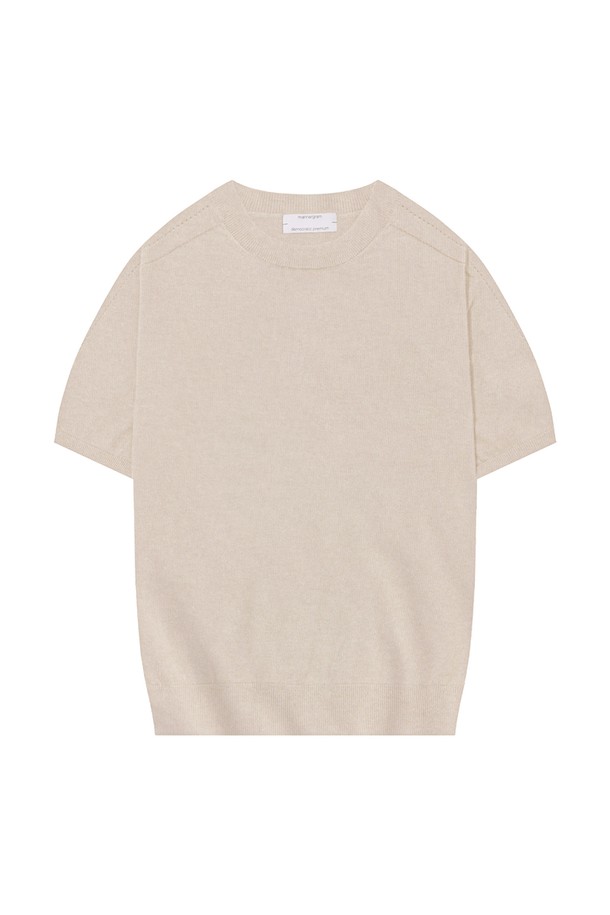 캐시미어 수피마 펀칭 라운드 니트_홀가먼트 - 4 color는 공용으로 착용 가능한 봄, 여름용 니트/스웨터입니다. 부드러운 촉감의 수피마 코튼과 캐시미어 혼방 소재로 제작되었으며, 펀칭 디테일과 홀가먼트 3D 무봉제 니팅 기법을 적용하여 통기성과 UV 차단 기능을 갖춘 것이 특징입니다. 레귤러핏의 라운드넥 반소매 디자인으로, 블랙, 다크베이지, 라이트그레이, 라이트베이지 4가지 색상으로 출시되었습니다. 데이트룩, 카페룩 등 다양한 TPO에 미니멀, 클래식, 캐주얼 스타일로 연출하기 좋습니다. 슬리브, 바디, 숄더 부분에 펀칭 디테일이 특징이며 생분해성 소재를 사용하여 제작되었습니다.
