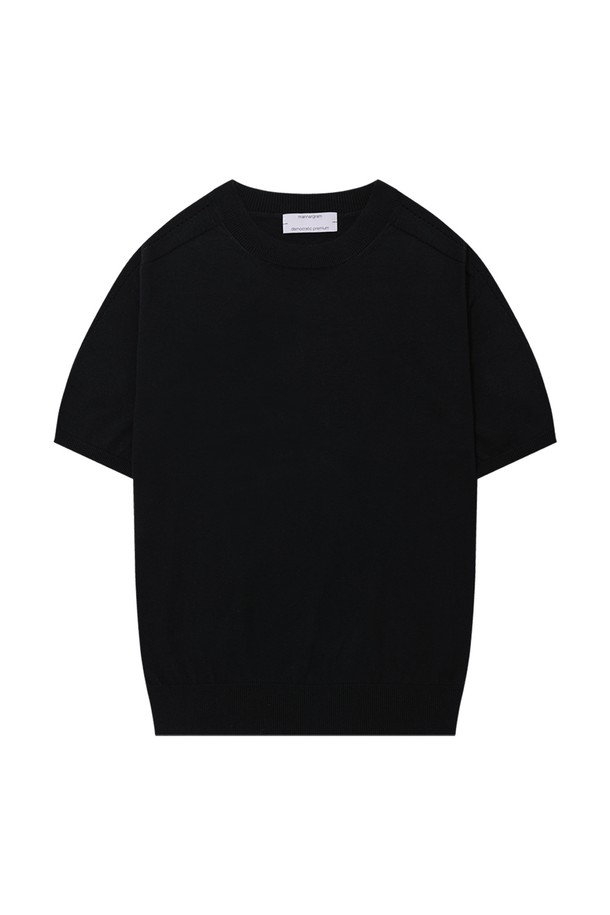 캐시미어 수피마 펀칭 라운드 니트_홀가먼트는 부드러운 촉감과 섬세한 디자인이 돋보이는 반소매 니트입니다. 수피마 코튼 85%와 15.5~16미크론 A등급 캐시미어 15% 혼방으로 제작되어 흡습성과 부드러움을 자랑합니다. 홀가먼트 3D 니팅 공법으로 제작되어 편안한 착용감을 제공하며, 슬리브, 바디, 숄더 부분의 펀칭 디테일이 시원하고 세련된 포인트를 더합니다. 자외선 차단 99% 기능으로 여름에도 안심하고 착용 가능하며, 미니멀하고 베이직한 스타일로 데이트룩, 카페룩 등 다양한 TPO에 활용하기 좋습니다. 블랙, 다크베이지, 라이트그레이, 라이트베이지 4가지 컬러로 만나보세요.
